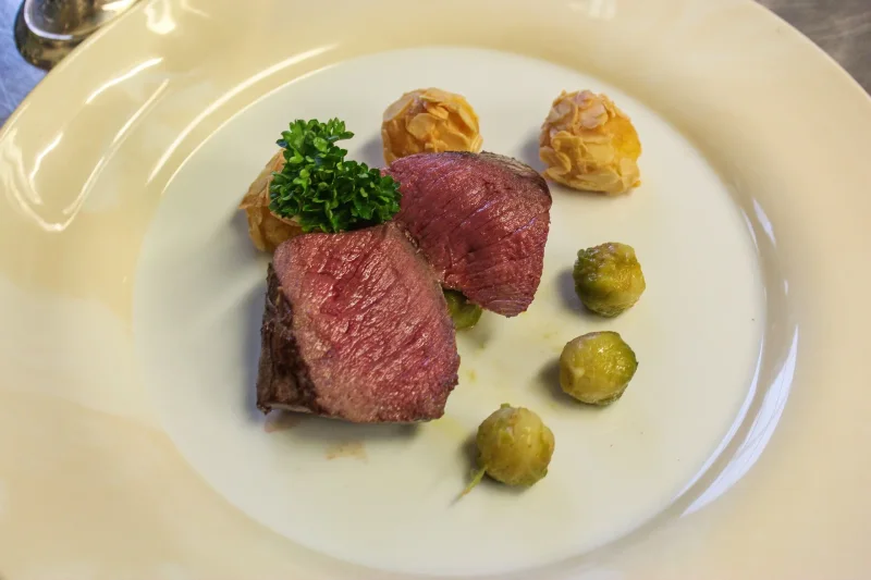 Rehrücken, Rosenkohl und Mandelbällchen
