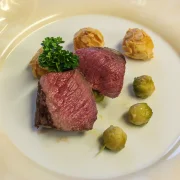 Rehrücken, Rosenkohl und Mandelbällchen